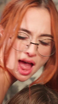 Selina Bentz als Hermine und Audrey Reid als stöhnende Myrtle wechseln sich an dem harten schwanz eines glücklichen Zauberers - Harry Potter Porno-parodie