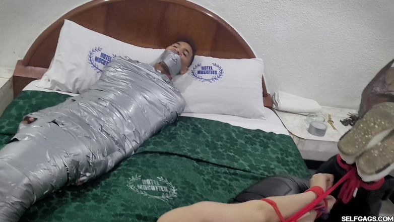 Selfgags femdom bondage: Помста фемдому: зрадливий хлопець муміфікований, подруга зв'язана