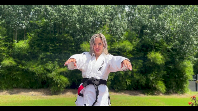 Lora Cross: Instructora de lucha hipnotizada, humillada y hecha para masturbarse
