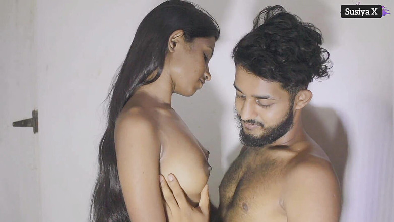 Shashi X: Une salope excitée à gros nichons séduit sa coloc et la...