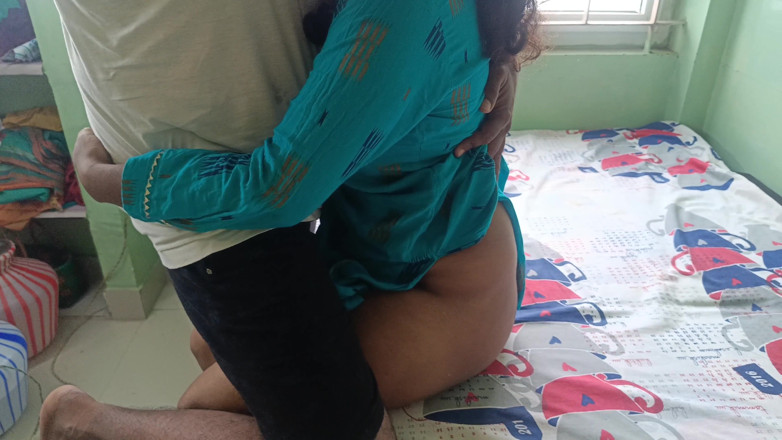 Palani69: Meia-irmã compartilhou a cama com seu meio-irmão para foda hardcore