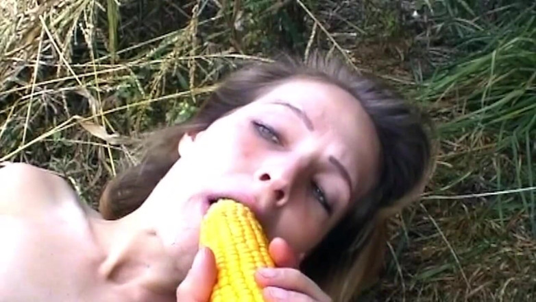 German bitch hunter: 巨大的玉米cob伸展张开的阴户在户外张开