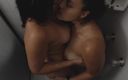 Zoe &amp; Melissa: Całowanie pod prysznicem