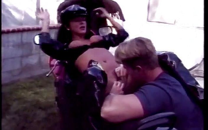 My MILF: Buff-hengst bekommt seinen langen schwanz vom heißen biker-schätzchen kimberly Kummings...