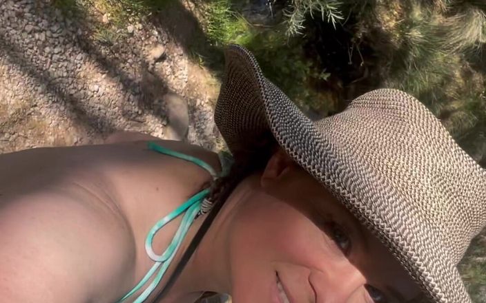 Erin Electra: Bikini ibu tiri di pinggir sungai