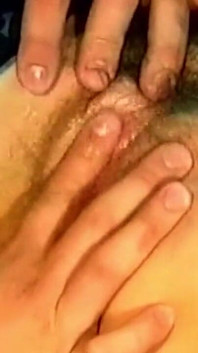 Une MILF brune mature dégouline de bouffage de chatte baveuse