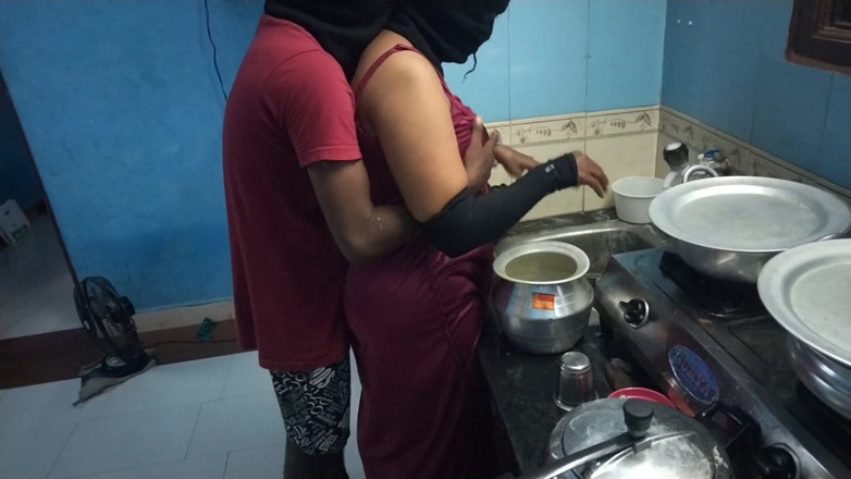 Tamil lesbian: Sexe torride dans la cuisine