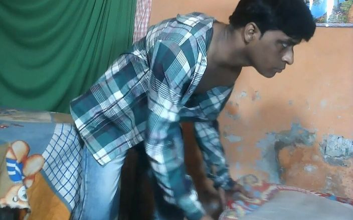 Indian desi boy: Indischer junge spaß mit schwanz und spucken auf schwanz
