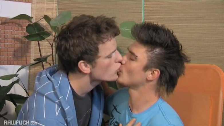Raw Fuck: Snog sesja Mates staje się surowa