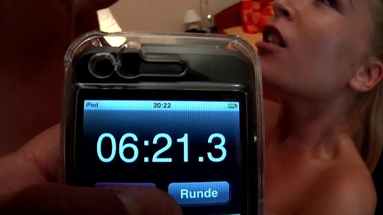 Amateur Pornos XXX: 金发女郎在狂野的3P中吮吸巨大的鸡巴