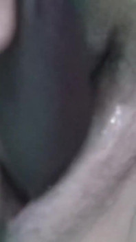 Sexy filipina milf disfrutando de su berenjena