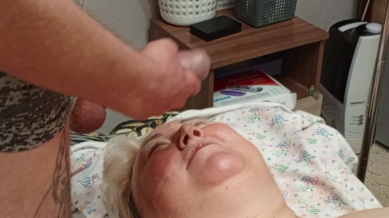 Zona901: Buurvrouw krijgt een mondvol sperma nadat ik mijn lul heb...