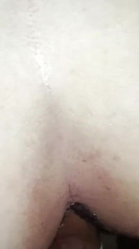 버려진 집에서 장난 꾸러기 먹기