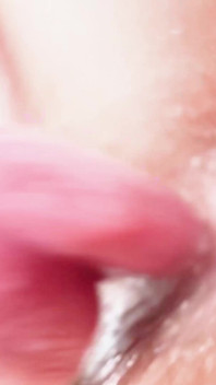 Come la ragazza di 18 anni vestita lentamente ha iniziato ad annusare e leccare il suo buco del culo ideale