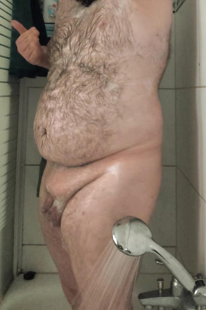 BearPup Akuma: Dikke Bear Die Een Douche Neemt
