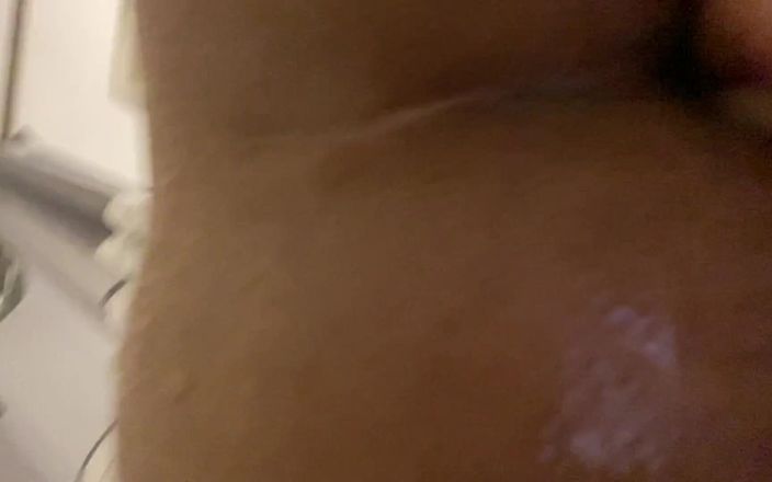 Kimora Creams: हॉट ट्रांस गर्ल अपनी तंग गांड में मुट्ठी करती है