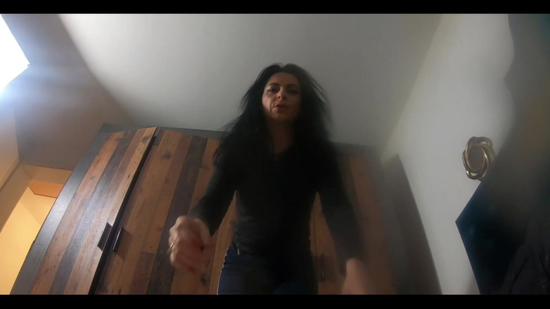 MilfyCalla: 我想坐在你的脸上，这样你就能闻到我的屁股