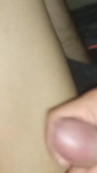 Chico caliente sin pelo masturbándose la polla