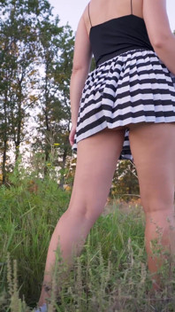 Ukazování zadku při jízdě na kole pod sukní