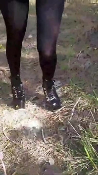 High Heels und gehen im wald