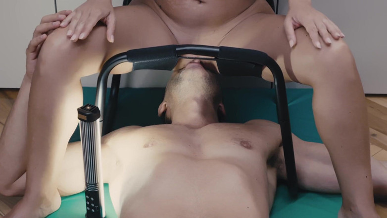 Jay_kate: Cette chaise est le meilleur achat effectué. Lèche-moi la chatte...