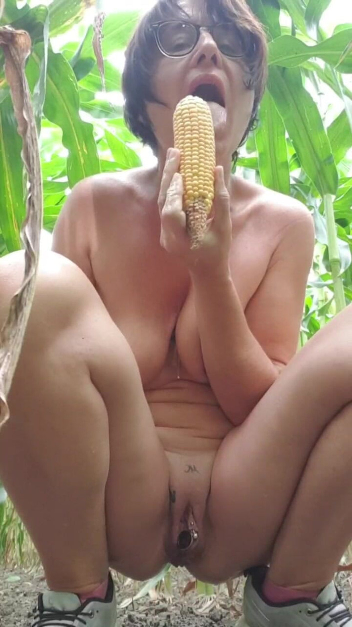 JulieEroticDress: Squirting im freien