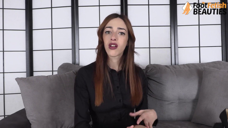 Foot Fetish HD: Zabawny złośliwiec pokazuje swoje różne buty do noszenia na jej...