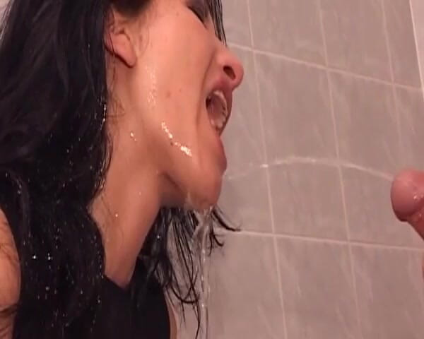 Deutsche XXX Filme: O păpușă germană perfectă futută în baie