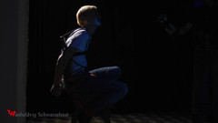 Wanheldvig: Nicky rupe hainele și gâdilă