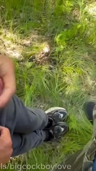 Wielki kutas Twink tryska gorącą spermą na kutas tatusia w parku w miejscach publicznych