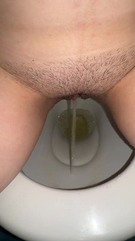 Sélection, Une Fille Russe Fait Pipi Dans Les Toilettes. Chatte Mouillée Avec Du Smegma Et Des Paroles Salaces