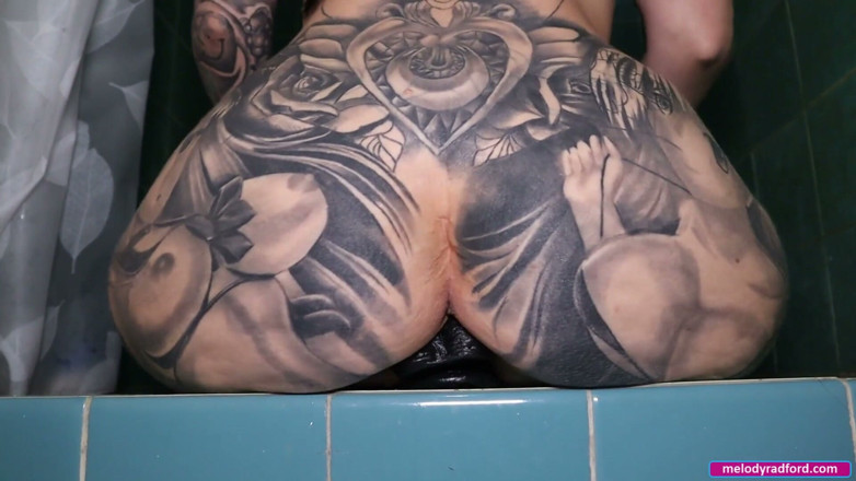 Melody Radford: Tatuada milf folla consolador negro