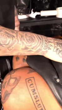 Getatoeëerde milf wordt geneukt door 2 hete lesbiennes