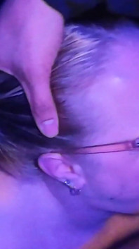 Sexy prsatá MILF dává deepthroat kouření spolubydlícímu dostane nedbalý obličej ošukaný do krku