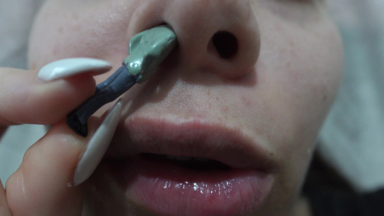 AmayaMori: 我的巨人继妹把娇小继兄弟放在她的鼻子里作为惩罚，并和他一起玩