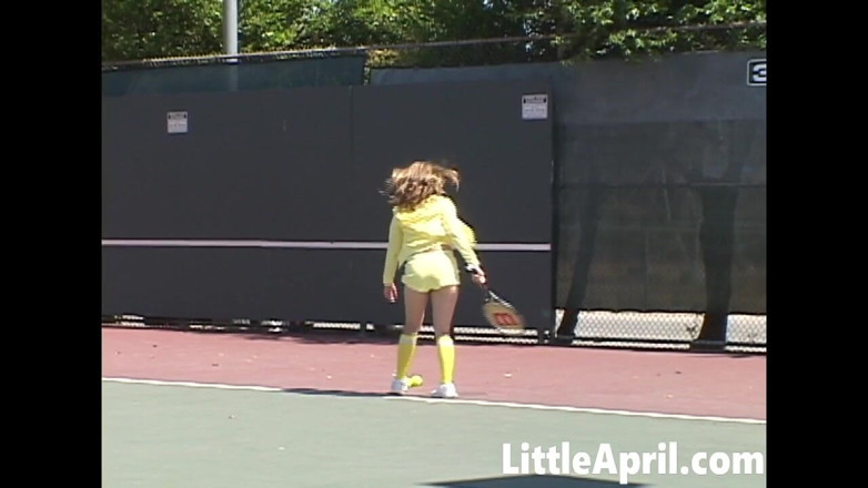 Little April: Sexy tienermeisje Kleine April tennissend