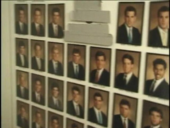 3 Bangers: アジアの女子大生アナベル・チョンは、学生パーティー中にムラムラした男のカップルとセックスを楽しんでいます