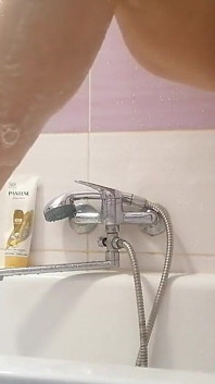 Cô vợ nghiệp dư cạo lông chân. Cô vợ nghiệp dư với âm hộ đầy lông, vú to, cặp mông to.