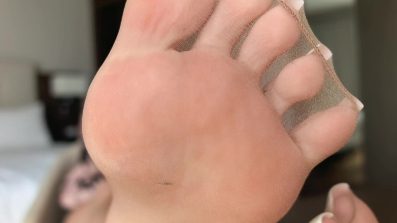 Goddess Lena: Dép sandal và chân nylon