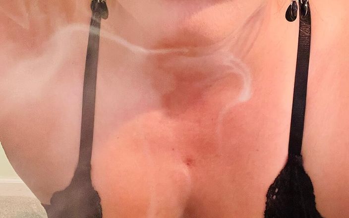 SouthernBellSmoker: Femeie latino sexy vapes în negru