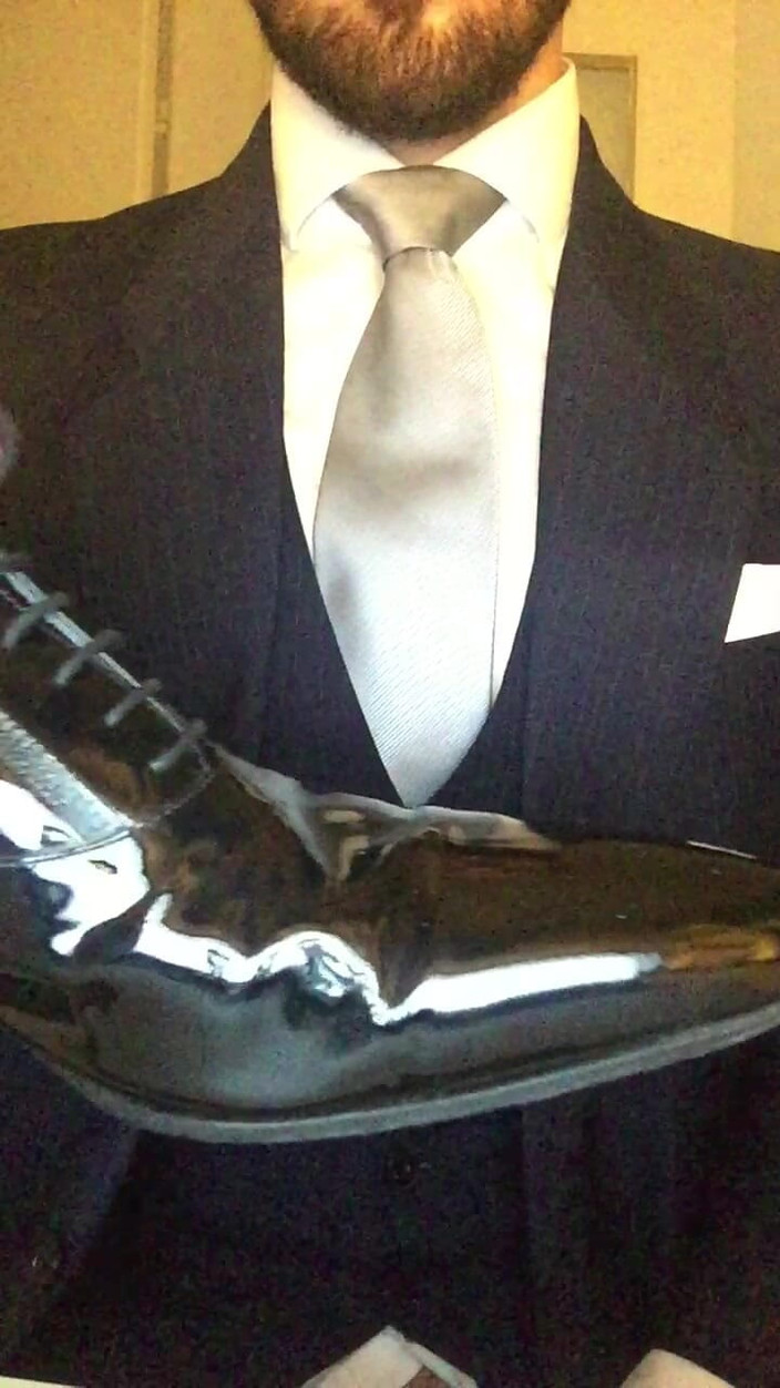 Master Shiny Shoes: Ceo Spitzt Ab