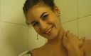 Flash Model Amateurs: Brunette schoonheid heeft een leuke tijd in de badkamer