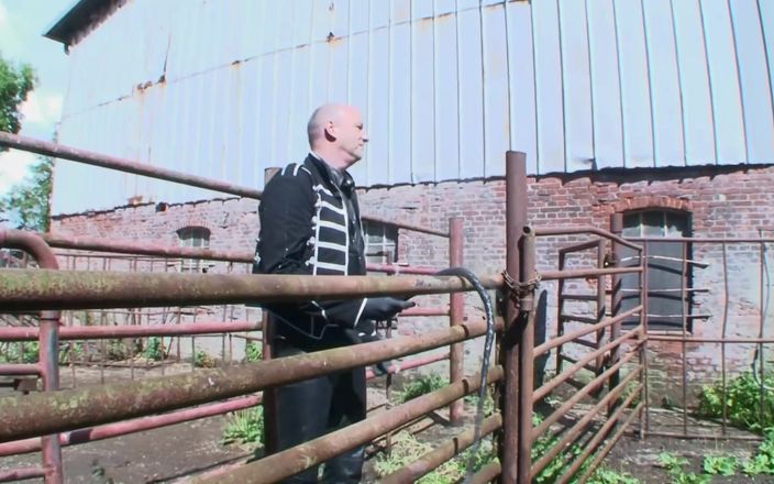 BDSM Deutschland: Buiten op de boerderij met fokken en orde, wie niet...