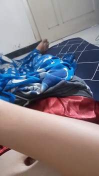 Şort içinde mini saten etek giyiyor