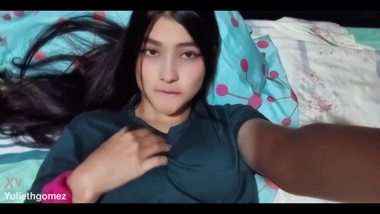 Yulieth Gomez: Verdomme, hoe heerlijk is dit speeltje, zuig aan mijn pik