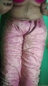 Bini Crossdresser Gay India Gaurisissy Dalam Salwar Merah Jambu Kurta Menekan Buah dada besarnya