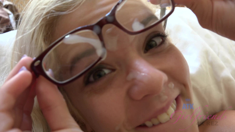 ATK Fans (Girlfriends): Halle se réveille sous vos douces mains qui caressent son...
