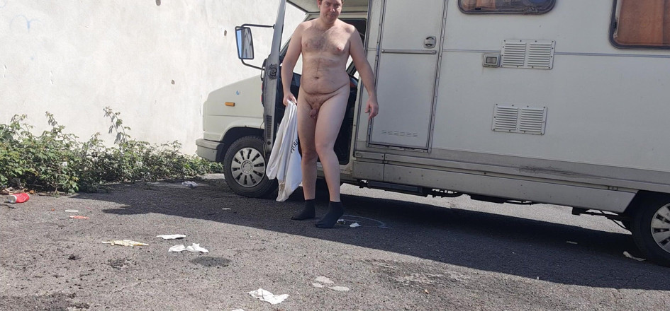Mirko2589: Todo desnudo en una calle