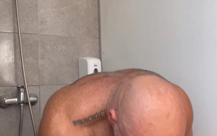 Mr. Guru: Doccia nuda bodybuilder