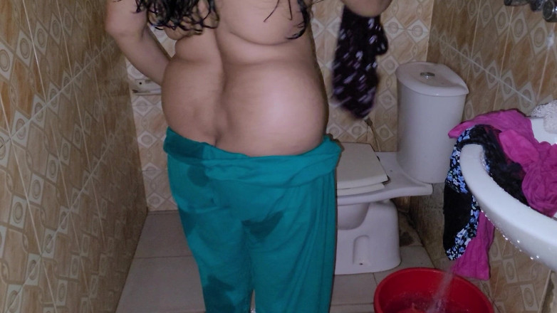 Tasnim Zara: È così divertente fare un bagno da soli in bagno